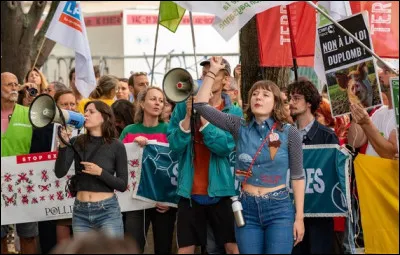 Qui est à l'origine d'une pétition en ligne sur le site de l'assemblée contre cette loi ?