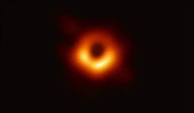 Heureusement, l'astronomie comporte aussi de belles choses, comme cette photographie d'un trou noir prise en 2019, appelé...