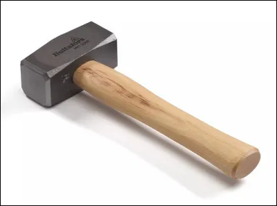 Quel est le nom de cet outil de frappe en acier avec un court manche en bois ?