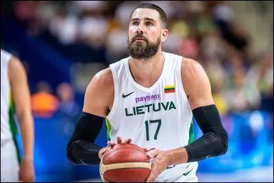 Qui est cette star du basket européen, évoluant au poste de pivot pour la Lituanie, quart de finaliste de cet EuroBasket 2025 ?