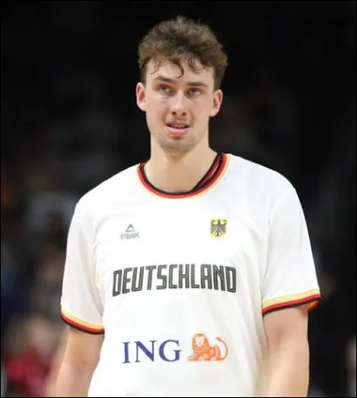 On termine avec les grands vainqueurs de cet EuroBasket : l'Allemagne. 
Qui est cet ailier allemand de 24 ans, joueur du Orlando Magic en NBA, nommé dans le meilleur cinq de la compétition ?