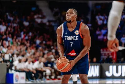 Éliminée en huitième de finale, la France a déçu sur cette compétition. Qui était son capitaine ?