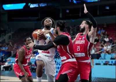 Équipe surprise qui a éliminé la France en huitièmes de finale, quelle est cette nation qui s'est qualifiée, pour la première fois de son histoire, en quarts de finale de l'EuroBasket ?