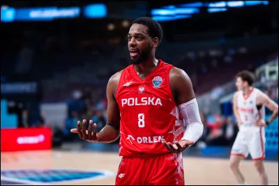 Comment se nomme ce joueur américain naturalisé qui a mené la Pologne jusqu'en quarts de finale de cet EuroBasket 2025 ?