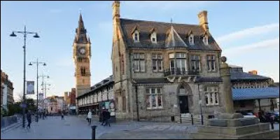 Quelle est cette ville de 85 000 habitants, située dans le nord-est du pays, connue pour être le lieu de naissance du chemin de fer ?