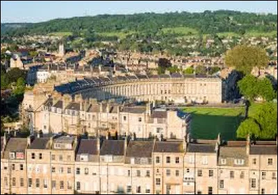 Quelle est cette ville de 90 000 habitants, située dans le Somerset en aval de la vallée de l'Avon et sur le versant sud des Cotswolds ?