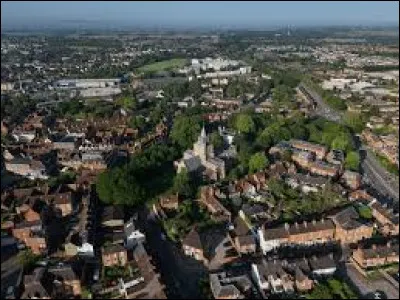 Quelle est cette ville de 80 000 habitants, située au nord-ouest de Londres, capitale du comté de Buckinghamshire ?