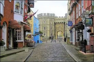 Quelle est cette ville de 30 000 habitants, située à 40 km à l'ouest de Londres sur la rive sud de la Tamise, principalement connue par son château ?