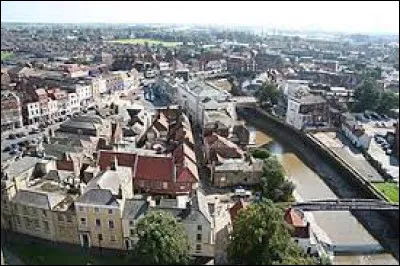Quelle est cette ville de 35 000 habitants, située dans l'est de l'Angleterre, port sur le Wash, vaste estuaire sur la mer du nord ?