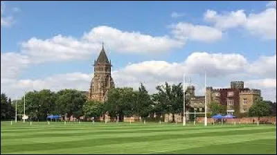 Quelle est cette ville de 60 000 habitants, située en Angleterre centrale sur la rivière Avon ?