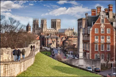 Quelle est cette ville de 140 000 habitants, située dans le nord de l'Angleterre, fondée par les Romains sous le nom d'Eboracum, puis capitale d'un royaume viking aux IXe et Xe siècles ?