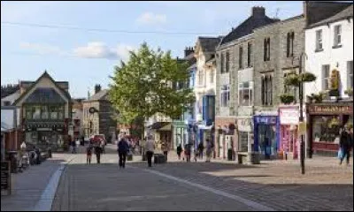 Quelle est cette ville portuaire de 20 000 habitants, située sur la côte ouest du pays, en Cumbria ?