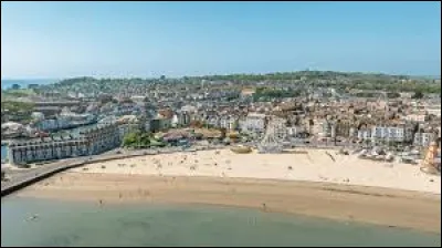 Quelle est cette ville de 50 000 habitants, située dans le sud de l'Angleterre dans le Dorset, station balnéaire sur la Manche ?