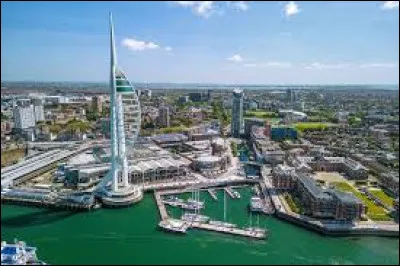 Quelle est cette ville de 200 000 habitants, située sur les côtes de la Manche, sur l'île de Portsea face à l'île de Wight ?