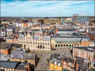 Quelle est cette ville de 200 000 habitants, située dans l'est des Midlands, à 100 km au nord de Londres ?