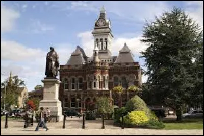 Quelle est cette ville de 30 000 habitants de l'est de l'Angleterre où Newton a passé son enfance puis qui a été, au XXe siècle, la ville natale de Margaret Thatcher ?