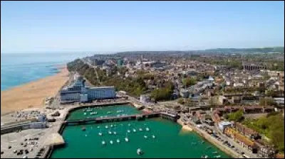Quelle est cette ville de 45 000 habitants, située dans le Kent, connue comme porte d'entrée du Royaume-Uni en abritant lextrémité anglaise du tunnel sous la Manche ?