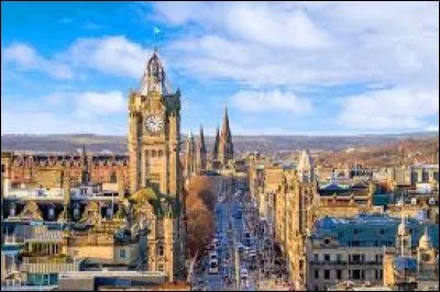 Quelle est cette ville de 500 000 habitants, capitale de l'Ecosse ?