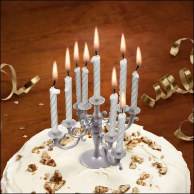 Pour finir, petite question facile ! Combien voyez-vous de bougies sur ce gâteau ?