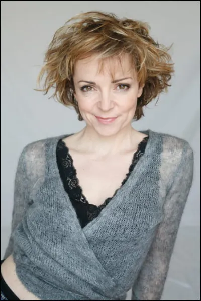 Quel nom d'animal est le patronyme de Marie, chanteuse, comédienne et écrivaine française ?