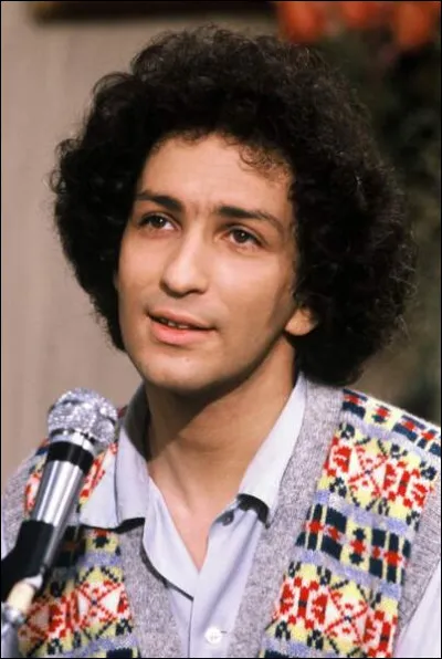 Quel nom d'animal est le patronyme de Michel, chanteur, auteur-compositeur-interprète et pianiste français ?