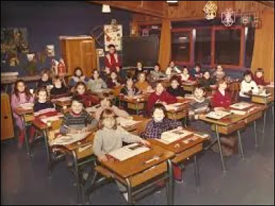 Leurs maisons sont alignées, nous dit-il, on les appelle des "corons" et la pluie ne tombe plus sur le pavé, où tombe-t-elle alors ?