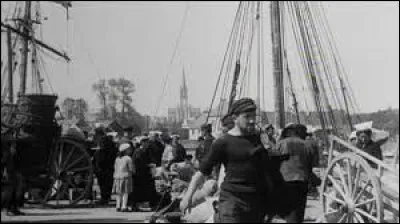 Qui donc est cette femme qui attend sur la falaise ? C'est la Paimpolaise qui attend son amoureux, où est-il parti ?