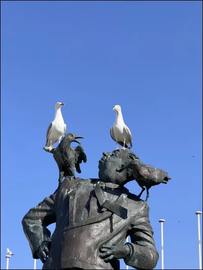 Du haut de ses 2,70 mètres, cravate au vent, cette statue d'Alfred Hitchcock accueille sur ses épaules deux oiseaux typiques en référence à ses films. Où se situe en France, cette statue qui est devenue le symbole du festival du film britannique qui a lieu chaque année en octobre ?