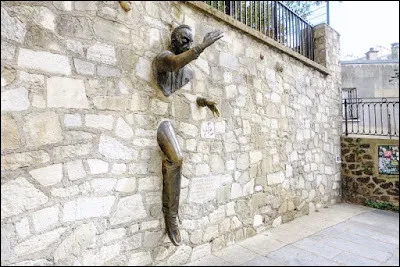 Inaugurée à Paris en 1989, cette sculpture insolite se trouve à Montmartre. Elle fait référence à un recueil de nouvelles "Le Passe-muraille" publié en 1943 par Marcel Aymé, écrivain. Quel est ce grand artiste et sculpteur qui a réalisé cette uvre atypique ?