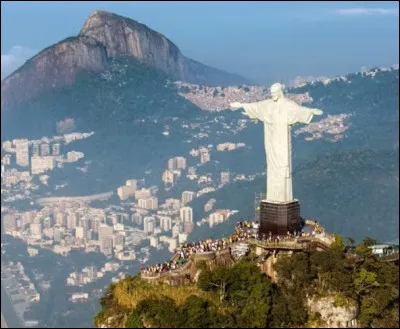 Du haut de ses 38 mètres, le Christ rédempteur culmine à 710 m sur le mont Corcovado et domine la baie de Rio de Janeiro au Brésil. Quel est ce sculpteur Franco Polonais qui érigea cette sculpture classée monument historique depuis 1973 ?