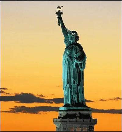 Partie de Rouen le 21 mai 1885, la statue de la Liberté descend la Seine puis appareille pour sa traversée transatlantique. Elle entre dans le port de New York le 17 juin 1885. En quelle année, a-t-elle été inaugurée par le président de l'époque ?