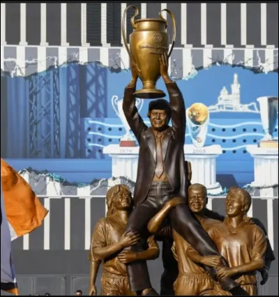 Douze mètres cubes et trois tonnes pour cette uvre réalisée en bronze par Joël Vergne qui met à l'honneur Bernard Tapie porté en triomphe par six joueurs lors de la Coupe d'Europe en 1993. Quel intitulé a été donné à cette sculpture monumentale inaugurée en mai 2025 à Marseille, sur le parvis du Vélodrome ?