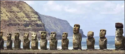 Les moaïs, ces majestueuses statues de l'île de Pâques dans le Pacifique du Chili ont été créées entre les XIIIe et XVIIe siècles par les habitants de l'île, le peuple Rapa Nui. Quelles sont les caractéristiques bien spécifiques des moaïs ?