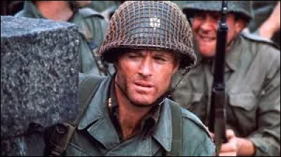 Il était le Major Julian Cook dans ce film de guerre réalisé par Richard Attenborough et sorti en 1977 :