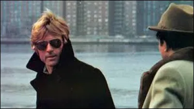 Il est Joseph Turner et travaille à New York comme cryptographe pour une unité clandestine de la C.I.A dans ce film de Sydney Pollack :