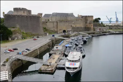 Sous quel autre nom connait-on ''le port militaire de Brest'' ?