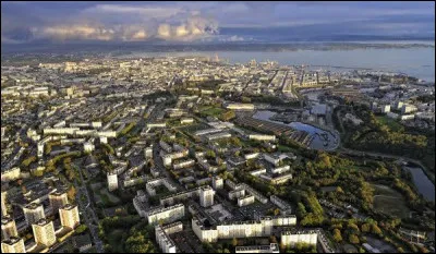 Brest est une commune de quel département breton ?