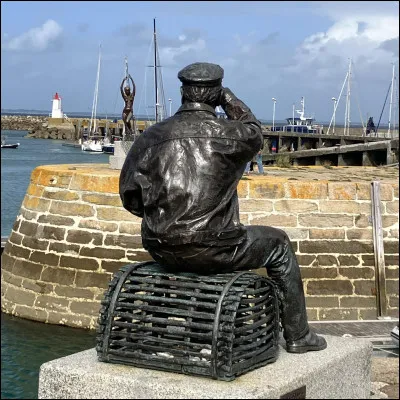 Réalisées par le sculpteur allemand Karsten Klingbeil, ces deux statues accueillent depuis 1997 les touristes et les navigateurs qui viennent s'amarrer sur les pontons à côté du phare de Port Haliguen à Quiberon. Tout le monde s'interroge, mais que peut bien regarder ce vieux pêcheur assis sur un casier ?