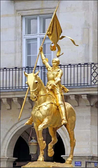 Plus de 20 000 statues de Jeanne D'Arc sont réparties dans le monde. À l'image de cette uvre réalisée en bronze doré par le sculpteur français Emmanuel Frémiet et inaugurée en 1874. Où se situe cette sublime sculpture ?