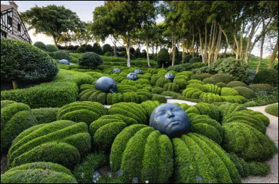 Réalisées par l'artiste catalan Samuel Salcedo, ces sculptures en résine et poudre d'aluminium ornent le Jardin des Émotions qui se trouve en France. Mais, précisément où découvrir ces sublimes "Gouttes de pluie" bien normandes ?