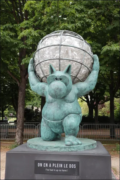 Ces uvres déambulent ici et là, Paris, Bordeaux, Genève et envahissent l'espace public, pour le plaisir des yeux. Souvent accompagnées de citations poétiques, décalées, drôles, ces statues de bronze représentent le personnage très populaire de la célèbre bande dessinée dont l'artiste, l'auteur, le maître, n'est autre que...