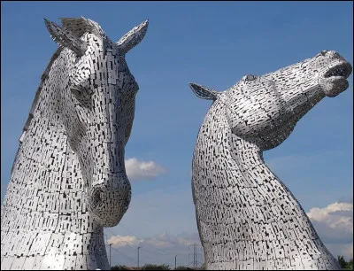 Inaugurées en 2014, The Kelpies sont l'uvre du sculpteur Andy Scott. Ces sculptures possèdent des caractéristiques chevalines, aquatiques et humanoïdes et hantent les eaux des rivières ou des lacs. Une légende, un folklore... Dans quel pays dois-je me rendre pour contempler ces statues monumentales d'une trentaine de mètres de haut ?