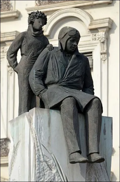 La colonne mesure 5 m de haut et pèse 7 tonnes. Conçue en marbre blanc, elle supporte Saint-Exupéry et le Petit Prince. On peut admirer cette magnifique sculpture place Bellecour, mais dans quelle ville de France ?