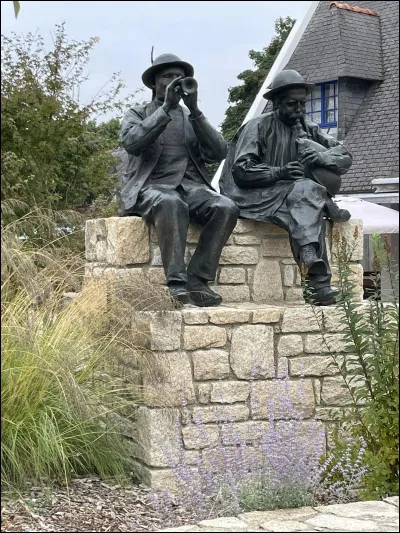 L'uvre de René Quillivic a été déplacée trois fois depuis son inauguration en 1937. Après une rénovation minutieuse, elle retrouve depuis 2024, le cur de ce petit bourg breton qui l'a vu naître. Que représente aux yeux des Plozévétiens, cette sculpture intitulée "Les Sonneurs de Plozevet" ?