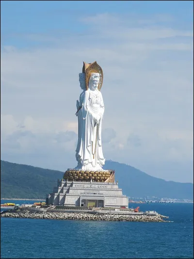 Six années pour bâtir celle que l'on appelle "Guanyin", la déesse marine qui présente trois faces, deux tournées vers la mer, et la troisième vers la terre. Du haut de ses 108 mètres, cette statue monumentale de Sanya, se trouve dans quel pays précisément ?