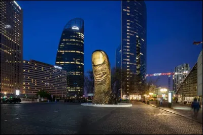 ''Le Pouce'' du célèbre sculpteur César Baldaccini dit "César" a été conçu pour être le symbole de la pratique et du travail manuel. Commandée par le quartier d'affaire de la Défense à l'artiste en 1991, cette statue a été inaugurée en 1994. D'après vous, quel poids peut bien faire cette sculpture réalisée en bronze ?