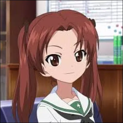 Membre du BDE du lycée Oarai, elle impose à notre protagoniste de devenir membre et d'enseigner l'art du tank à ses camarades. En plus de son rôle de présidente du BDE, elle prend part aux activités de l'art du tank et elle est membre de l'équipage du Panzer 38 (t). Quel est son nom ?