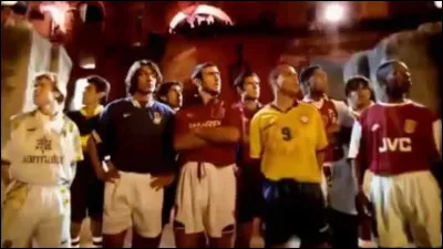 Après le basket, Nike se met au foot. En 1996, quel spot publicitaire met en scène de célèbres footballeurs dans une arène hostile à l'ambiance sombre ?