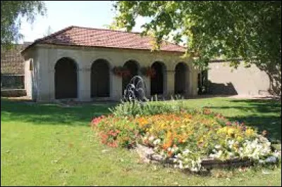 Nous faisons une halte à Ouges, devant un des trois lavoirs. Village de la métropole Dijonnaise, il se situe dans le département ...