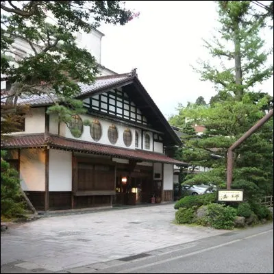 Quel type de bâtiment du monde arabe est équivalent à un ryokan japonais ou à un tambo inca ?